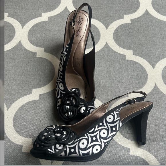 NWOT Hush Puppies Soft Style Heel - Picture 1 of 8